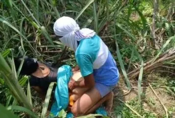 எஜமானி ஒரு இந்திய உடலுறவில் தனது தனது தொழிலாளியால்